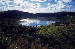 Archipel-des-Comores;-Cocotiers;-Forêt;-France;-Kaleidos;-Kaleidos-images;-La-parole-à-limage;-Lac;-Lac-de-cratère;-Laurent-Abad;-Mayotte;-Nuages;-Océan-Indien;-Reflets;-Stories-Pictures;-Volcan